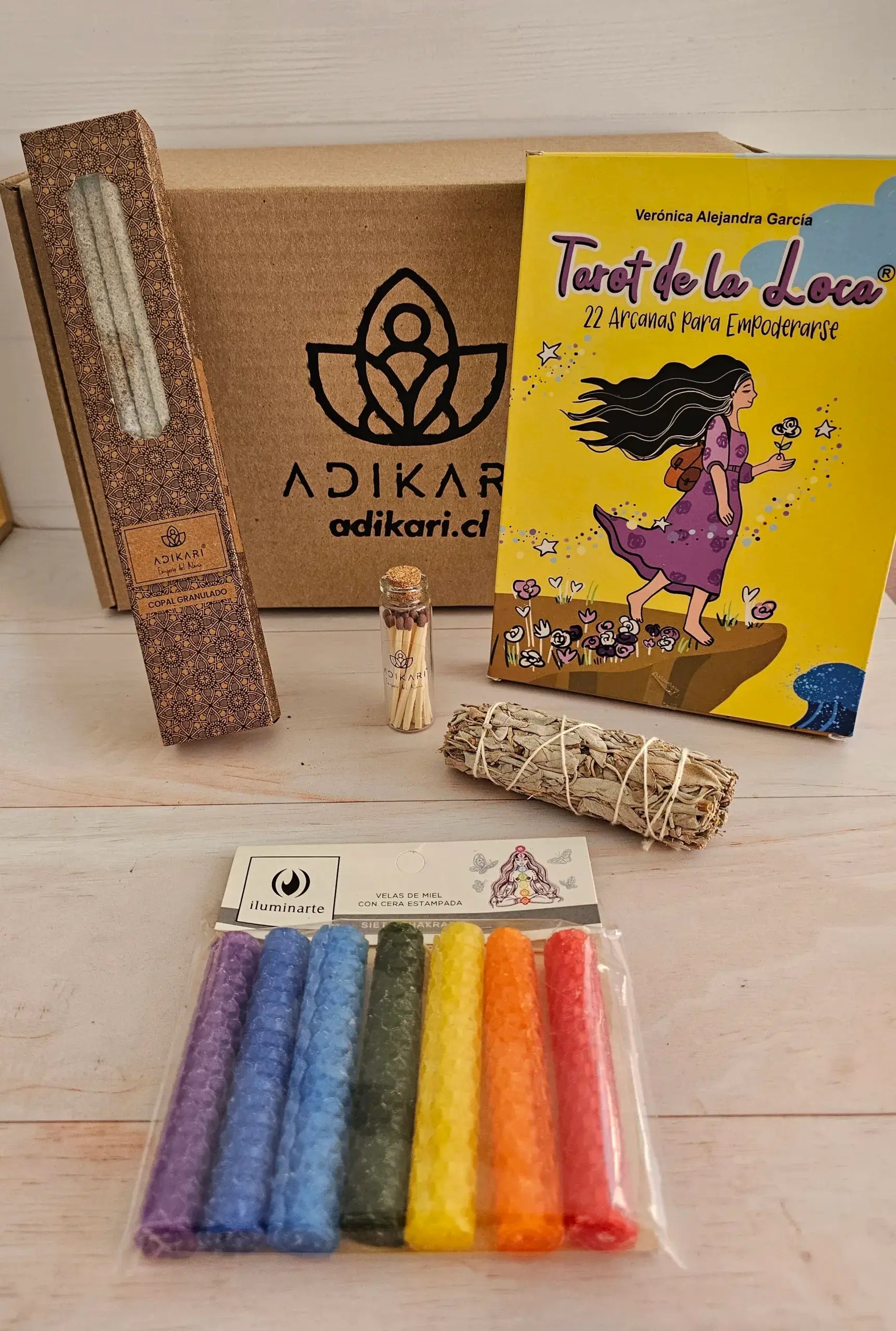 Diversos recursos terapéuticos como velas de miel, tarot, sahumos y ataditos de salvia, para elevar el potenciar de esta Box Bruja Moderna 2