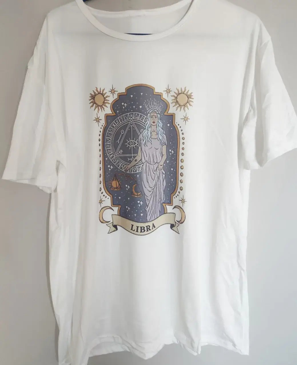 Una polera blanca con un bello estampado del signo Libra