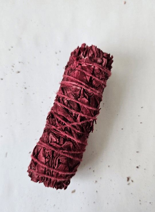 Atado de salvia blanca californiana completamente empapado en tintura de resina de sangre de drago