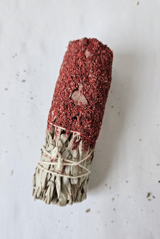 Atado de salvia blanca californiana con un dip de resina de sangre de drago en su punta.