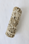 Un atadito de salvia blanca californiana, envuelta con un hilo blanco listo para ser quemado