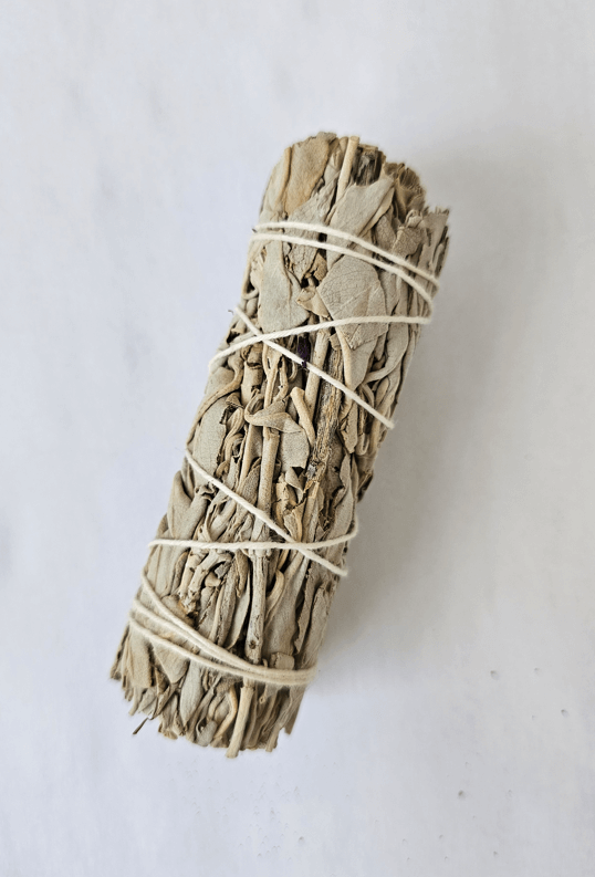 Un atadito de salvia blanca californiana, envuelta con un hilo blanco listo para ser quemado
