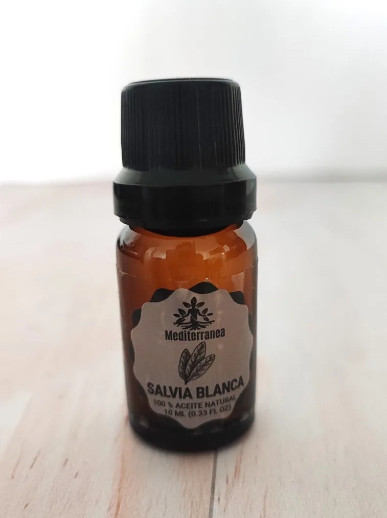 Un frasco ámbar de 10 ml que contiene aceite esencial salvia blanca californiana