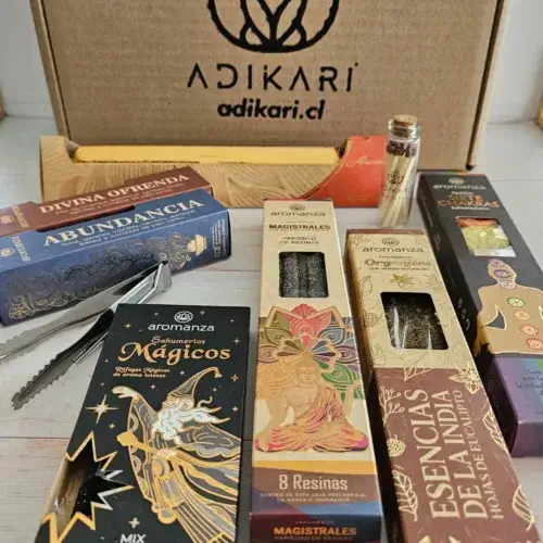 DIferentes cajas de inciensos aromáticos artesanales, algunos con brillos y aromas particulares, de la marca Aromanza, en nuestra Box Aromanza